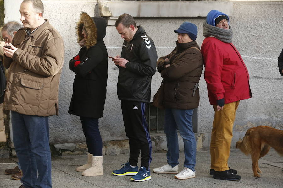 Cientos de personas soportan largas esperas bajo el frío polar para conseguir entradas para el concurso de charangas que se celebrará en el Teatro Jovellanos. Se trata de uno los actos centrales del Antroxu gijonés.