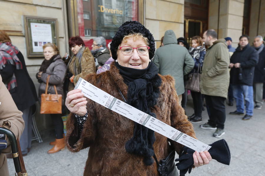 Cientos de personas soportan largas esperas bajo el frío polar para conseguir entradas para el concurso de charangas que se celebrará en el Teatro Jovellanos. Se trata de uno los actos centrales del Antroxu gijonés.