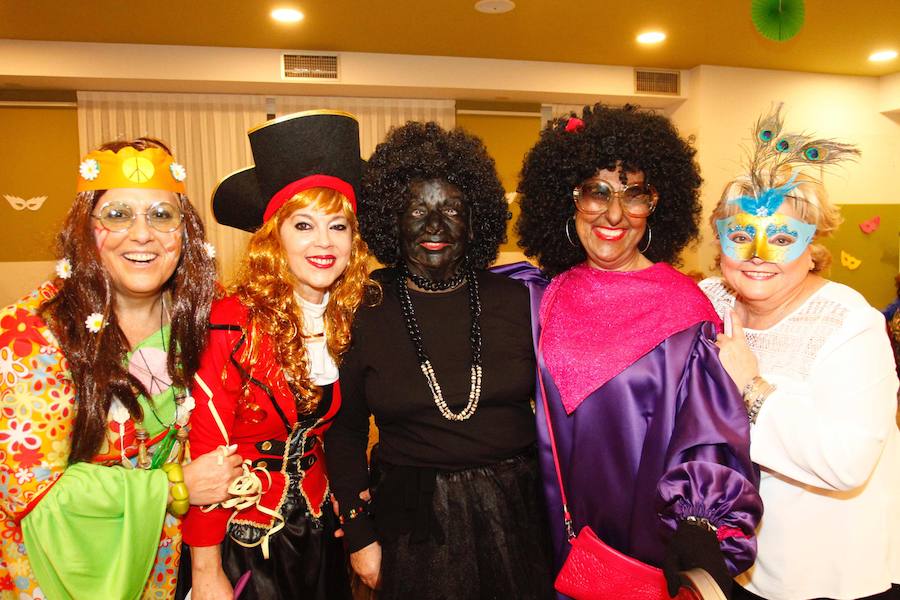 Las mujeres asturianas salen a la calle para festejar esta noche que sirve de antesala del Antroxu