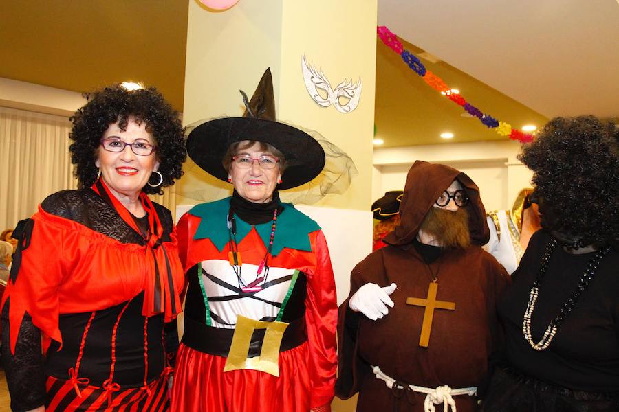 Las mujeres asturianas salen a la calle para festejar esta noche que sirve de antesala del Antroxu