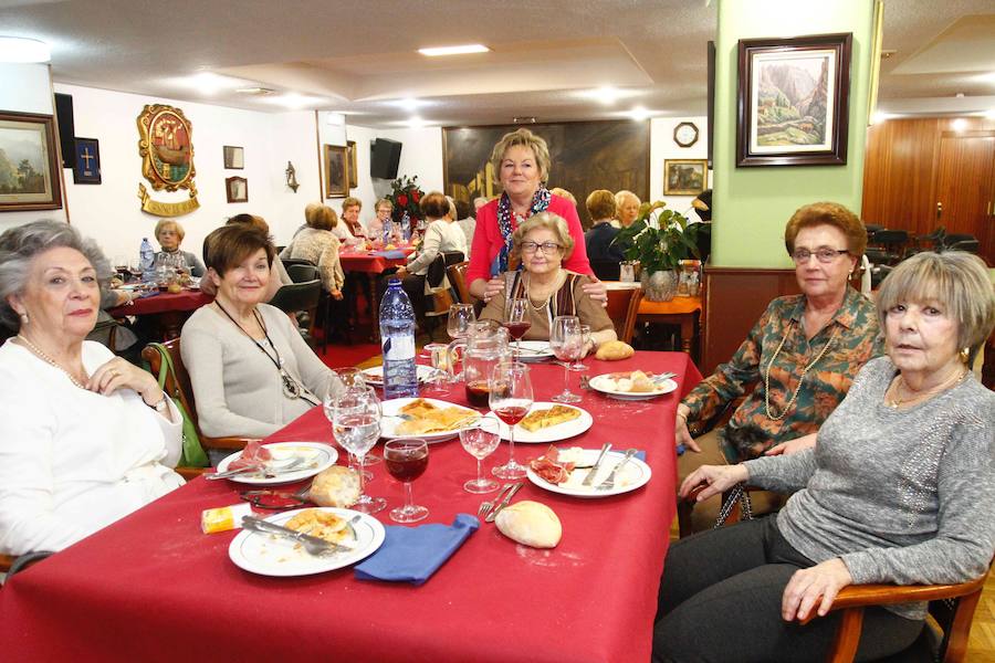 Las mujeres de Avilés disfrutan del Día de Comadres como marca la tradición