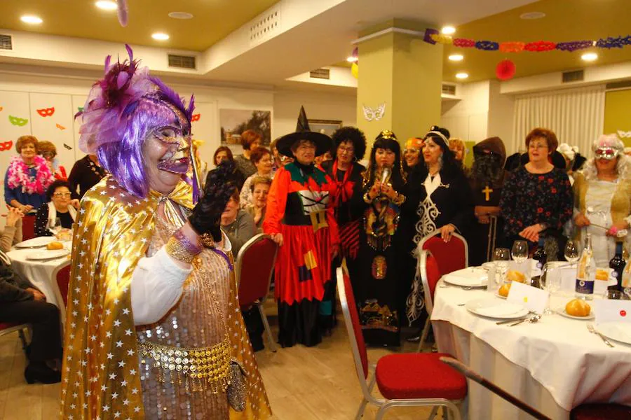 Las mujeres de Avilés disfrutan del Día de Comadres como marca la tradición