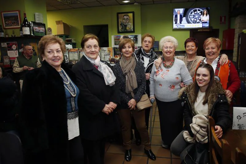 La cena de la tertulia feminista de la villa gijonesa reúne a multitud de mujeres para celebrar esta jornada previa al Antroxu