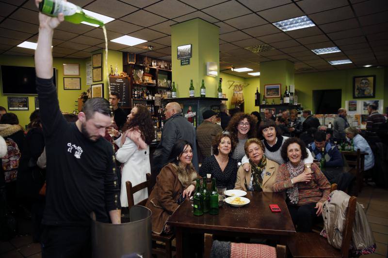 La cena de la tertulia feminista de la villa gijonesa reúne a multitud de mujeres para celebrar esta jornada previa al Antroxu