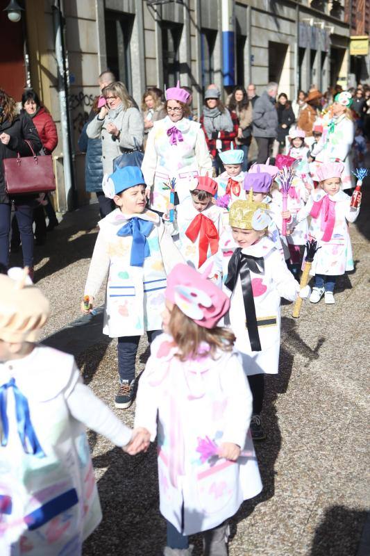 Intensa jornada en Pola de Siero, que amaneció con olor a bollu y disfraces para los más pequeños