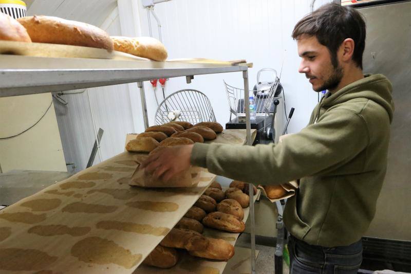 Intensa jornada en Pola de Siero, que amaneció con olor a bollu y disfraces para los más pequeños