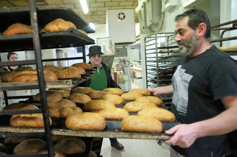 Intensa jornada en Pola de Siero, que amaneció con olor a bollu y disfraces para los más pequeños