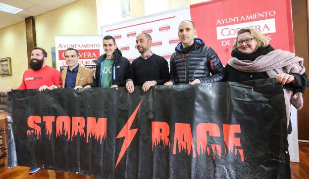 Organizadores de la Storm Race, junto con Iván Fernández y Elena Menéndez. 