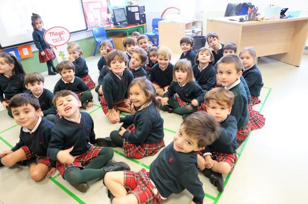 Los alumnos de Infantil de Peñamayor y Los Robles en una clase de inglés. 