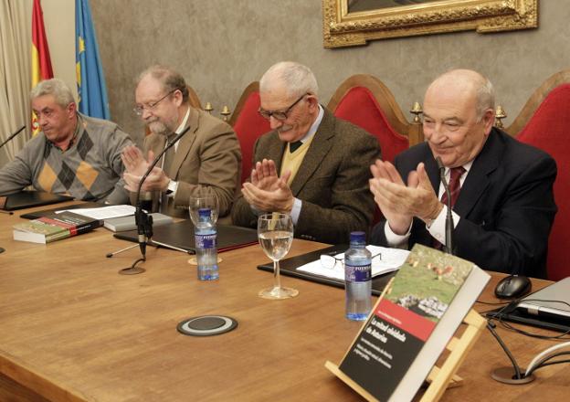 Bertino Velasco, Leopoldo Tolivar, Ramón Rodríguez y Juan Luis Rodríguez-Vigil, junto al libro que presentó en el Ridea. :: MARIO ROJAS