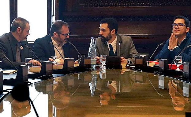 Torrent (c), presidió la reunión de la Mesa del Parlament, convocada por primera vez tras el aplazamiento del pleno de investidura. 