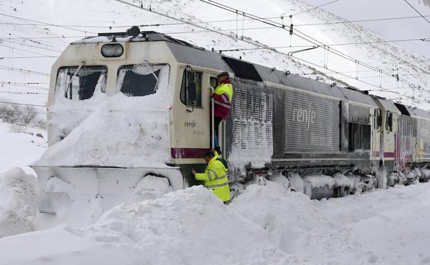 Imagen. La nieve impide el paso de los trenes en Pajares.