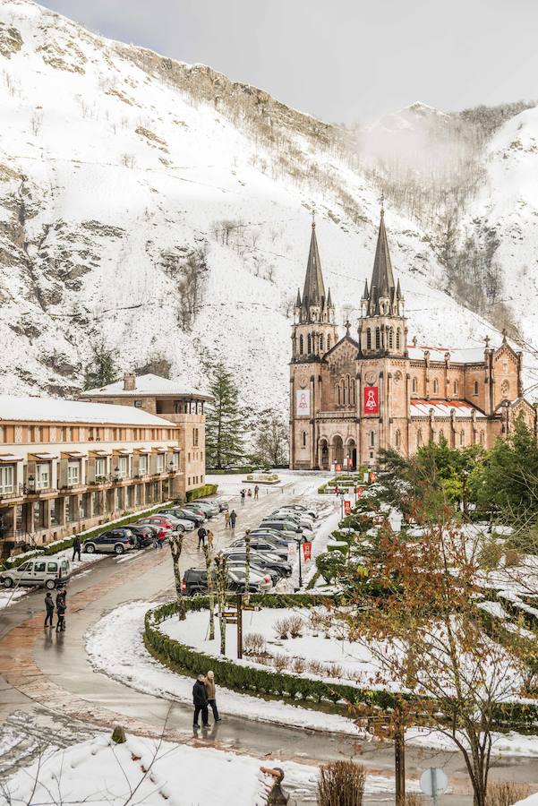 Las nevadas de los últimos días han llegado también hasta Covadonga que se ha cubierto de un manto blanco. Muchos turistas se han acercado hasta el Real Sitio para ver y fotografiar la estampa