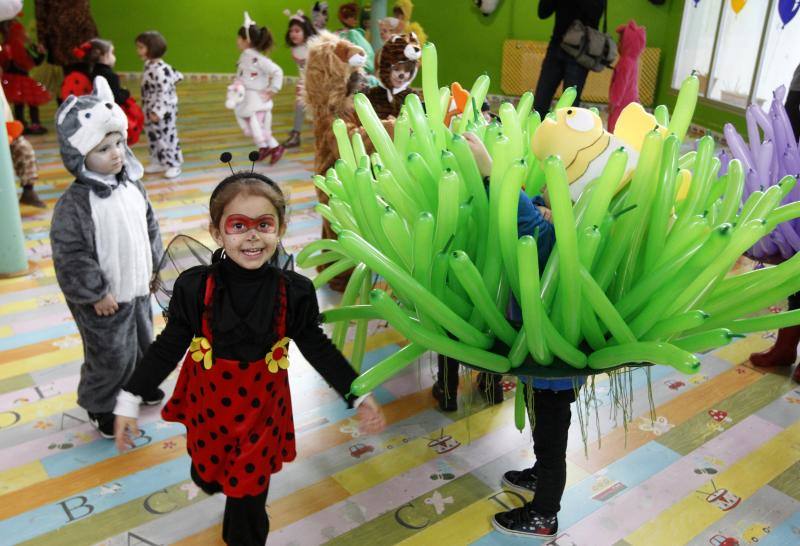 Varios colegios de Gijón han disfrutado hoy de la gran fiesta de Carnaval, entre ellos, la Escuela Infantil San Eutiquio y el centro Gloria Fuertes.