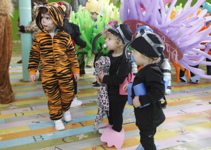 Varios colegios de Gijón han disfrutado hoy de la gran fiesta de Carnaval, entre ellos, la Escuela Infantil San Eutiquio y el centro Gloria Fuertes.