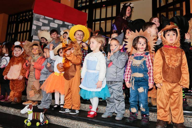 Varios colegios de Gijón han disfrutado hoy de la gran fiesta de Carnaval, entre ellos, la Escuela Infantil San Eutiquio y el centro Gloria Fuertes.