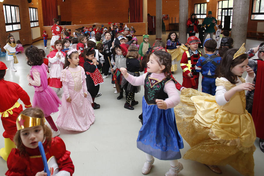 Varios colegios de Gijón han disfrutado hoy de la gran fiesta de Carnaval, entre ellos, la Escuela Infantil San Eutiquio, la Escuela Infantil de Roces y el centro Gloria Fuertes.