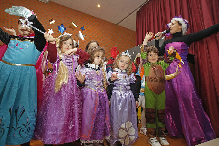 Varios colegios de Gijón han disfrutado hoy de la gran fiesta de Carnaval, entre ellos, la Escuela Infantil San Eutiquio, la Escuela Infantil de Roces y el centro Gloria Fuertes.