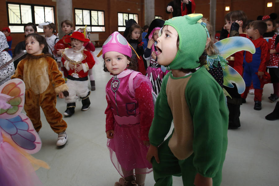 Varios colegios de Gijón han disfrutado hoy de la gran fiesta de Carnaval, entre ellos, la Escuela Infantil San Eutiquio, la Escuela Infantil de Roces y el centro Gloria Fuertes.