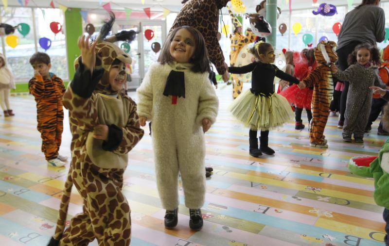 Varios colegios de Gijón han disfrutado hoy de la gran fiesta de Carnaval, entre ellos, la Escuela Infantil San Eutiquio y el centro Gloria Fuertes.