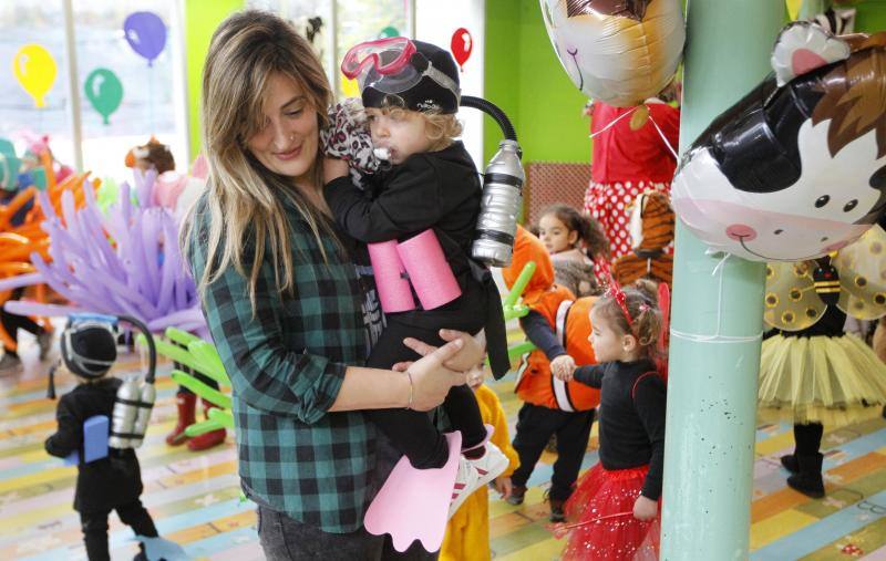 Varios colegios de Gijón han disfrutado hoy de la gran fiesta de Carnaval, entre ellos, la Escuela Infantil San Eutiquio y el centro Gloria Fuertes.