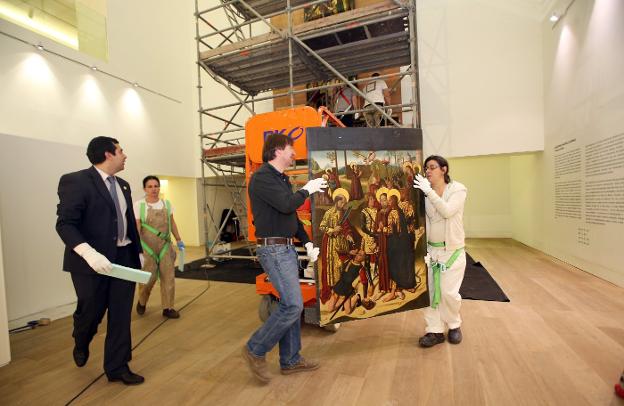 Trabajadores instalan el 'Retablo de la flagelación de Leonor de Velasco'. 