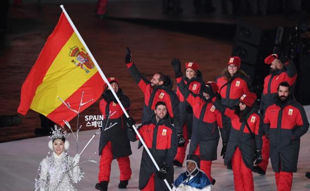 Lucas Eguibar, con la bandera de España al frente de la delegación. 