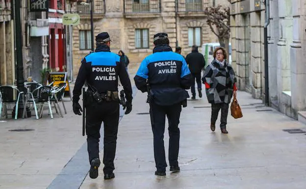 Dos policías de Avilés patrullan por el centro de la ciudad. 