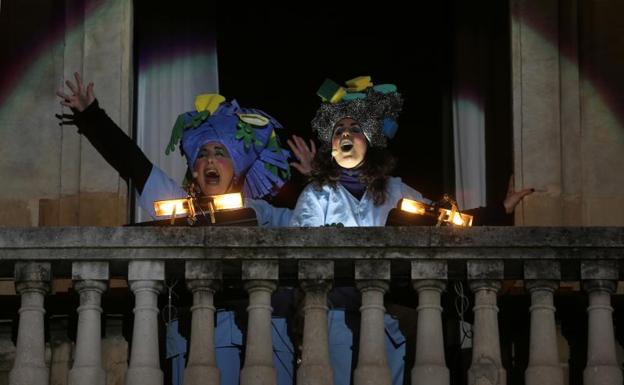 Dora y Flora, los dos personajes encargados de dar el pregón del Antroxu de Gijón.