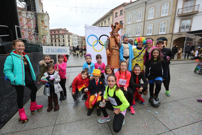 Los escolares de primaria han protagonizado un desfile desde la plaza de España hasta El Quirinal deslucido por la lluvia pero en el que se lo han pasado en grande.