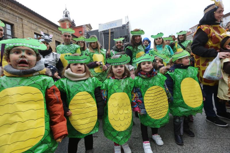 Los escolares de primaria han protagonizado un desfile desde la plaza de España hasta El Quirinal deslucido por la lluvia pero en el que se lo han pasado en grande.