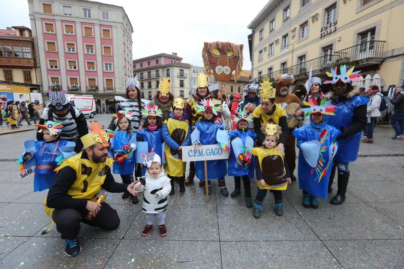 Los escolares de primaria han protagonizado un desfile desde la plaza de España hasta El Quirinal deslucido por la lluvia pero en el que se lo han pasado en grande.