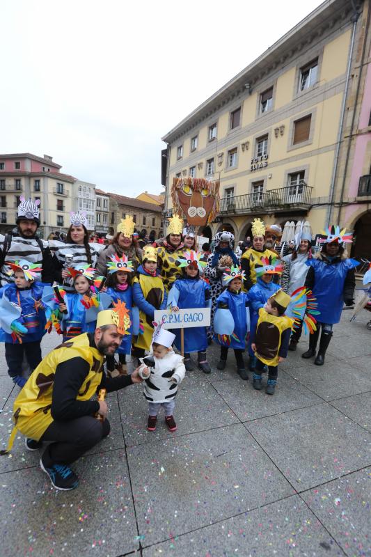 Los escolares de primaria han protagonizado un desfile desde la plaza de España hasta El Quirinal deslucido por la lluvia pero en el que se lo han pasado en grande.