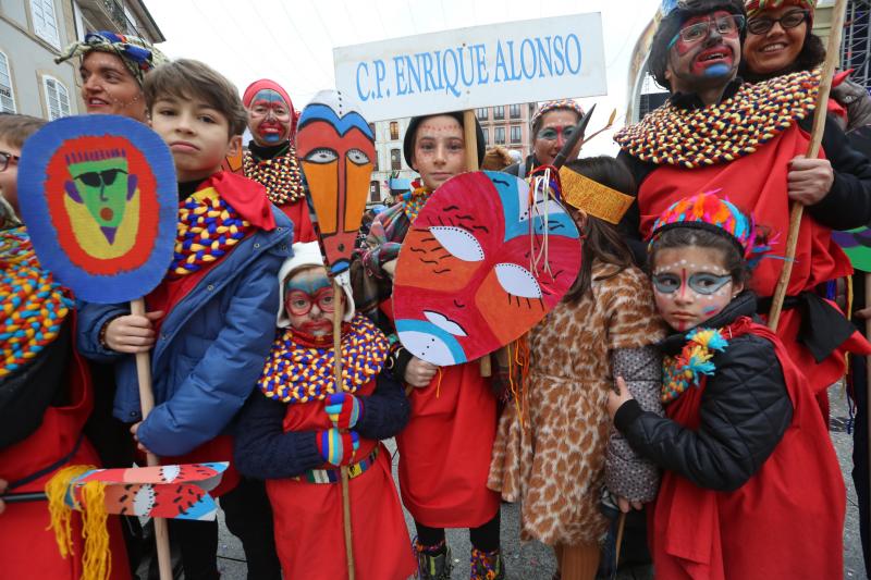 Los escolares de primaria han protagonizado un desfile desde la plaza de España hasta El Quirinal deslucido por la lluvia pero en el que se lo han pasado en grande.