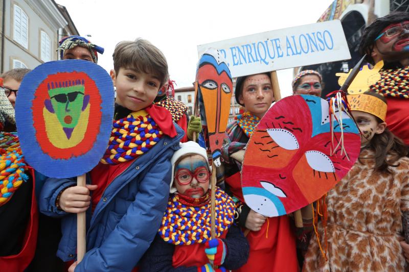 Los escolares de primaria han protagonizado un desfile desde la plaza de España hasta El Quirinal deslucido por la lluvia pero en el que se lo han pasado en grande.