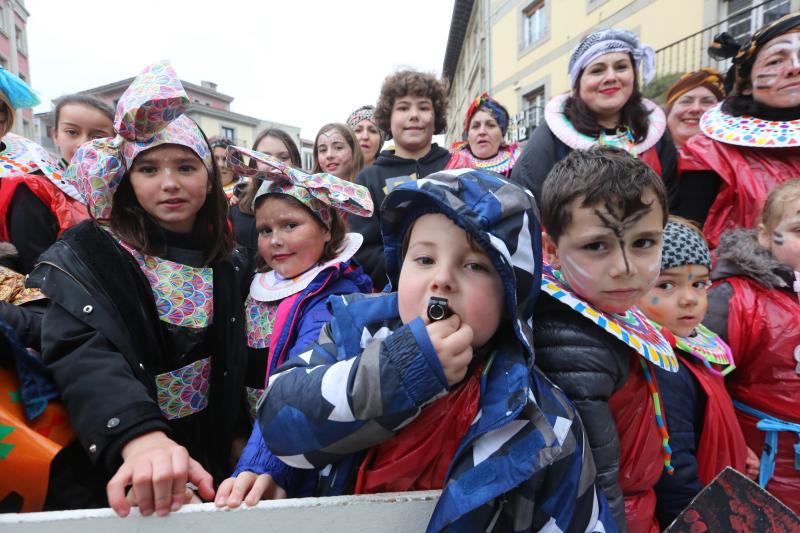 Los escolares de primaria han protagonizado un desfile desde la plaza de España hasta El Quirinal deslucido por la lluvia pero en el que se lo han pasado en grande.