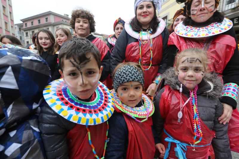 Los escolares de primaria han protagonizado un desfile desde la plaza de España hasta El Quirinal deslucido por la lluvia pero en el que se lo han pasado en grande.
