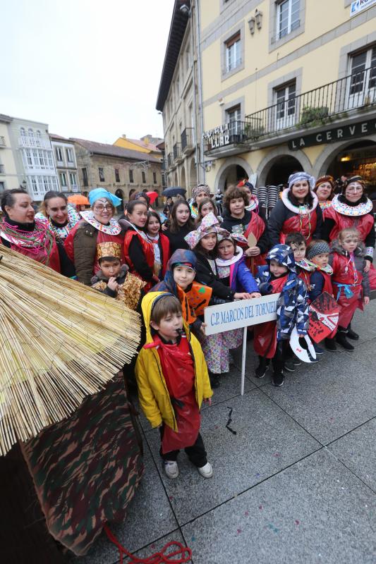 Los escolares de primaria han protagonizado un desfile desde la plaza de España hasta El Quirinal deslucido por la lluvia pero en el que se lo han pasado en grande.