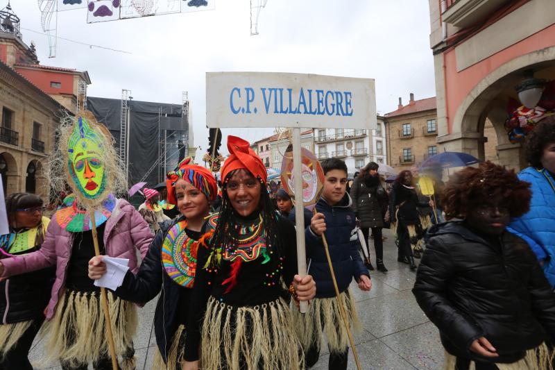 Los escolares de primaria han protagonizado un desfile desde la plaza de España hasta El Quirinal deslucido por la lluvia pero en el que se lo han pasado en grande.