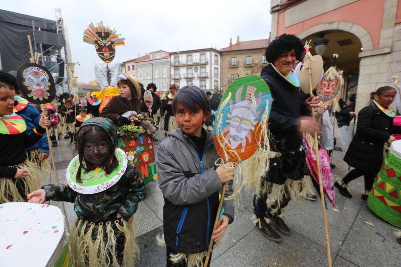 Los escolares de primaria han protagonizado un desfile desde la plaza de España hasta El Quirinal deslucido por la lluvia pero en el que se lo han pasado en grande.