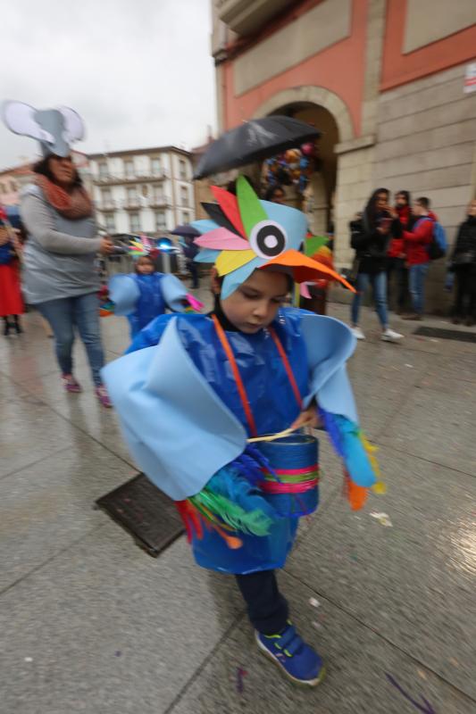 Los escolares de primaria han protagonizado un desfile desde la plaza de España hasta El Quirinal deslucido por la lluvia pero en el que se lo han pasado en grande.
