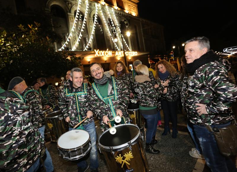 El músico, todo un clásico del carnaval en Asturias, fue el encargado de dar el pregón que inicia la fiesta