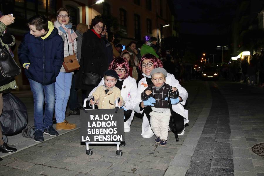 Más de quinientas personas desfilaron por las calles de la villa con sus mejores disfraces