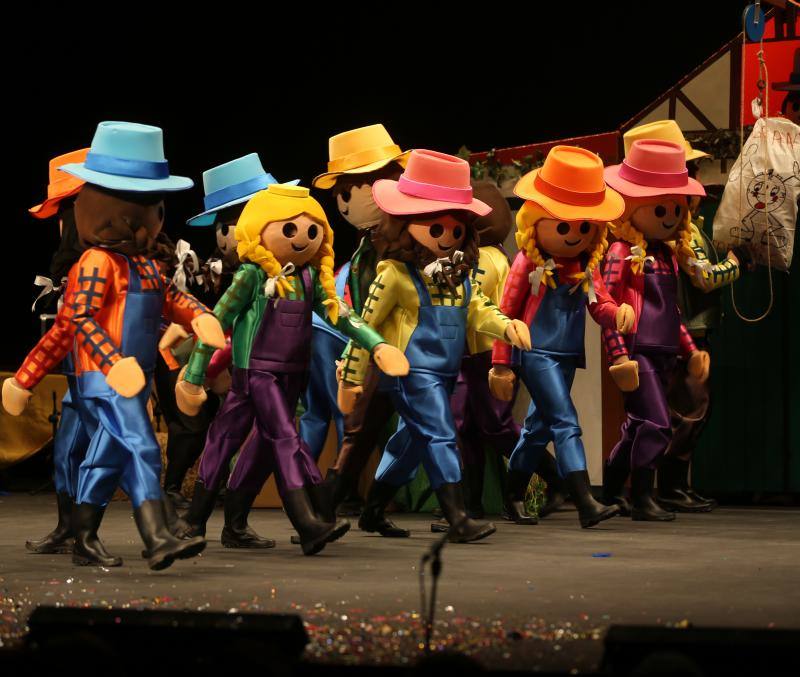 Cruzaos de Ceares, Los tardones, Folixa pa toos, Perdíos de los nervios y Los acoplaos han sido los encargados de estrenar el concurso.