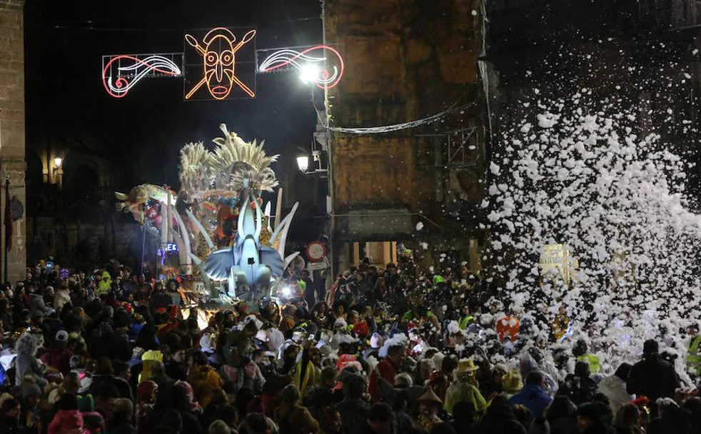 Multitudinario y tribal descenso de Galiana en Avilés