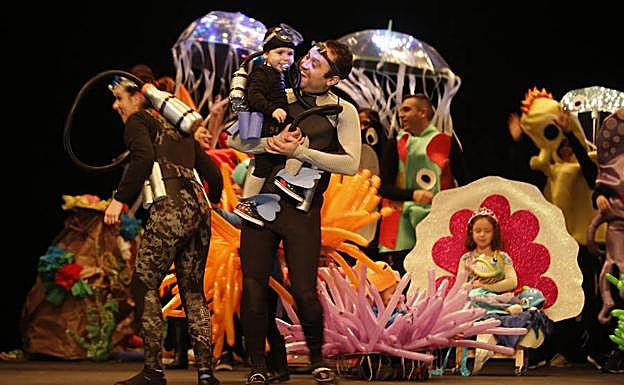 El desfile infantil del Antroxu gijonés ilumina el Jovellanos