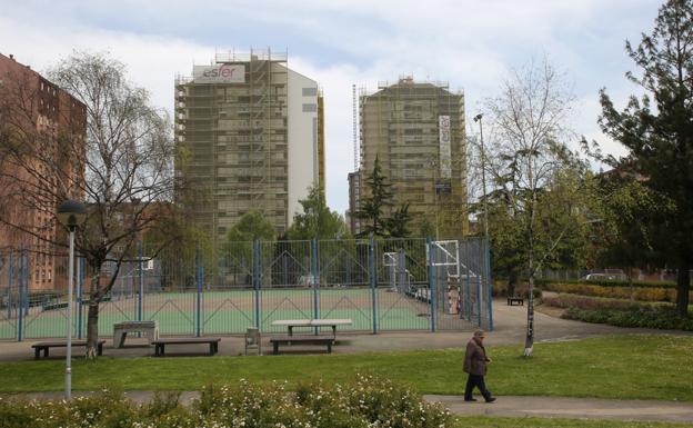 Obras de rehabilitación de fachadas en el Polígono de Pumarín.