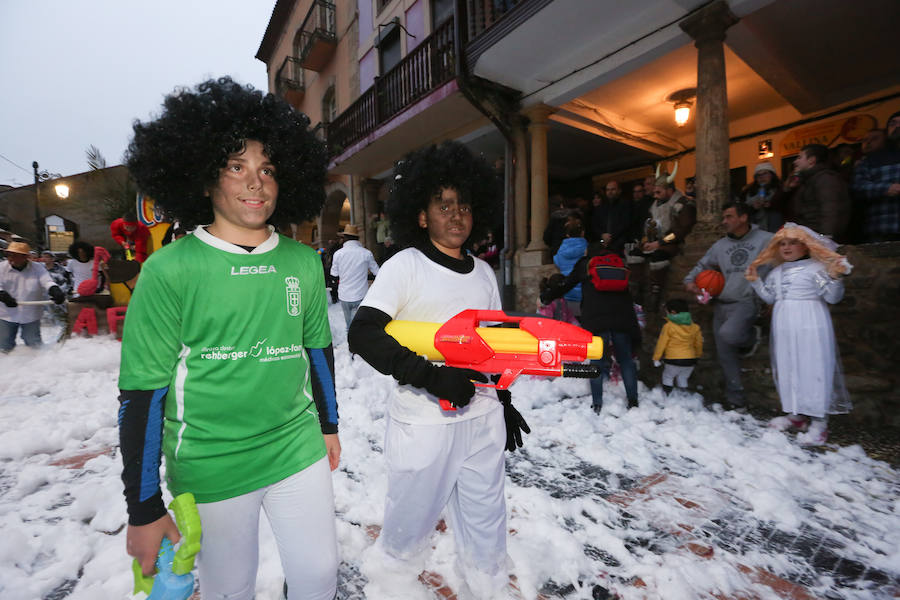 El Antroxu avilesino rinde homenaje al vecino continente del sur en un despliegue de originalidad y color en el que la carroza de 'Los Dioses de Ébano' fue la triunfadora