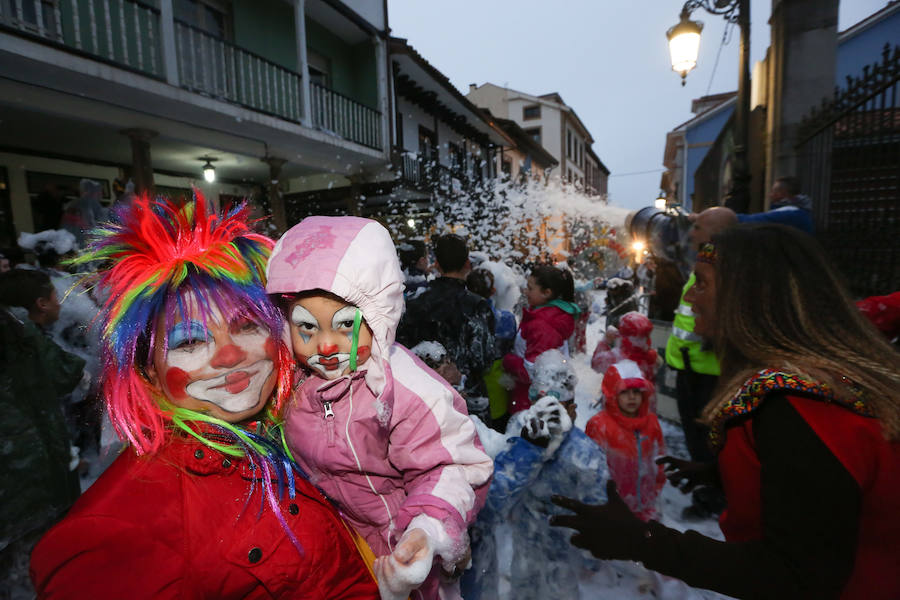 El Antroxu avilesino rinde homenaje al vecino continente del sur en un despliegue de originalidad y color en el que la carroza de 'Los Dioses de Ébano' fue la triunfadora