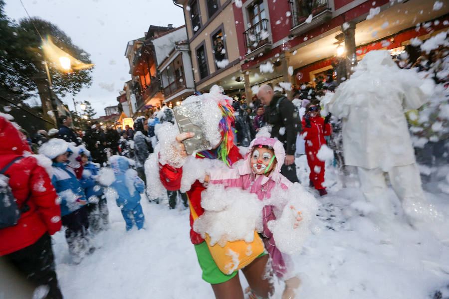 El Antroxu avilesino rinde homenaje al vecino continente del sur en un despliegue de originalidad y color en el que la carroza de 'Los Dioses de Ébano' fue la triunfadora